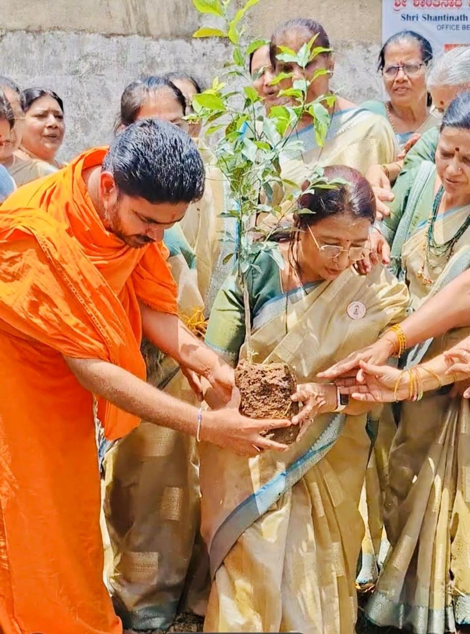 Shantinath Mahila Mandal planted 100 saplings of fruits & medicine at Varoor